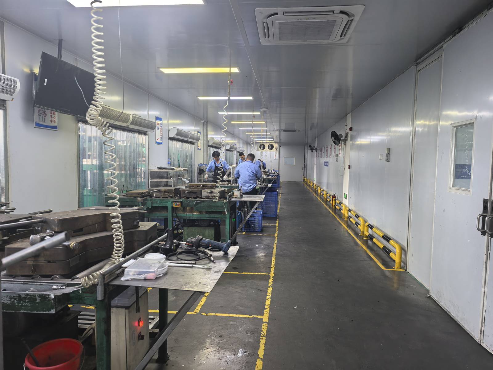 HT Carbon carbon frame molding production room
